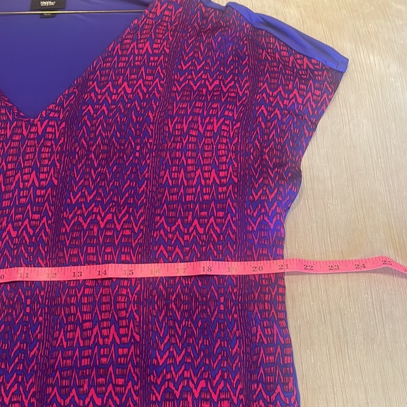 NWOT V-Neck Red/Blue Pattern Cap Sleeve Blouse - Picture 4 of 7